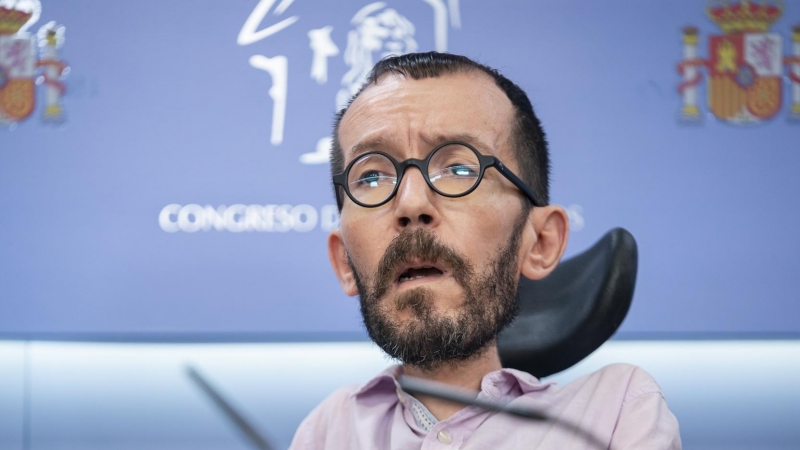 El portavoz de Unidas Podemos en el Congreso, Pablo Echenique, durante una rueda de prensa en Madrid, a 28 de febrero de 2023.