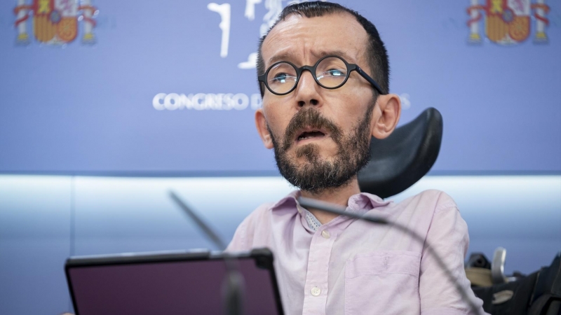 El portavoz de Unidas Podemos en el Congreso, Pablo Echenique, durante una rueda de prensa en Madrid, a 28 de febrero de 2023.
