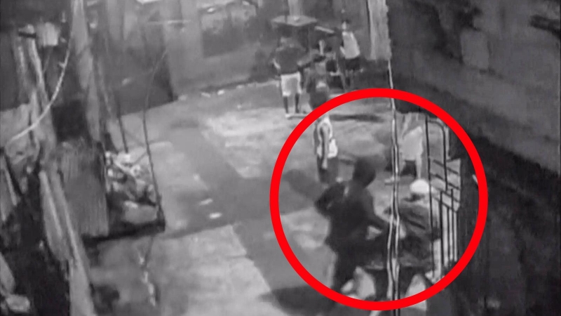 04/03/2023. Una cámara registró el momento en el que policías filipinos se llevan para asesinarlo a un joven falsamente identificado como un camello. Gracias a estas imágenes, se produjo la primera condena en Filipinas a agentes de la ley, por un asesinat