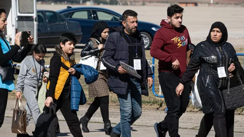 Llegada de ochenta y nueve refugiados sirios afectados por el terremoto que afectó a Turquía, procedentes de distintas zonas de ese país, que han aterrizado este sábado en la base aérea de Torrejón de Ardoz (Madrid) para ser acogidos por España. EFE/ Fern