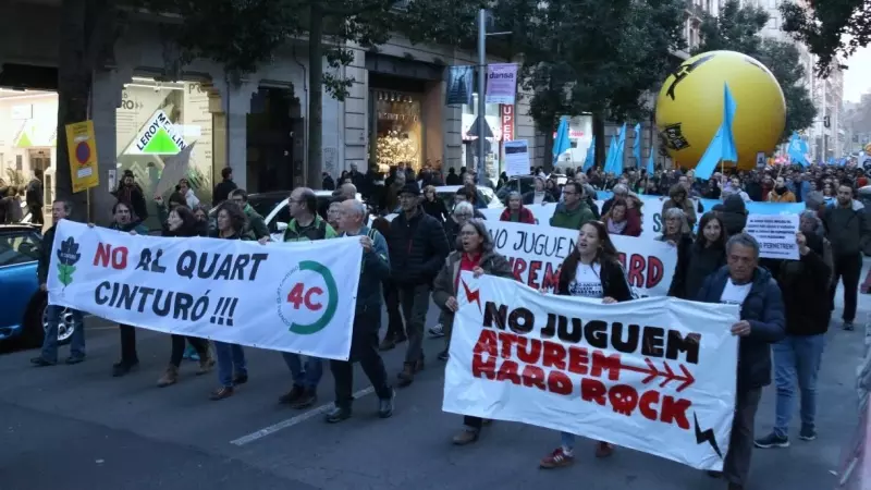 04/03/2023 - Una imatge de la manifestació d'aquest dissabte a Barcelona contra el Quart Cinturó, el Hard Rock i l'ampliació de l'aeroport del Prat.