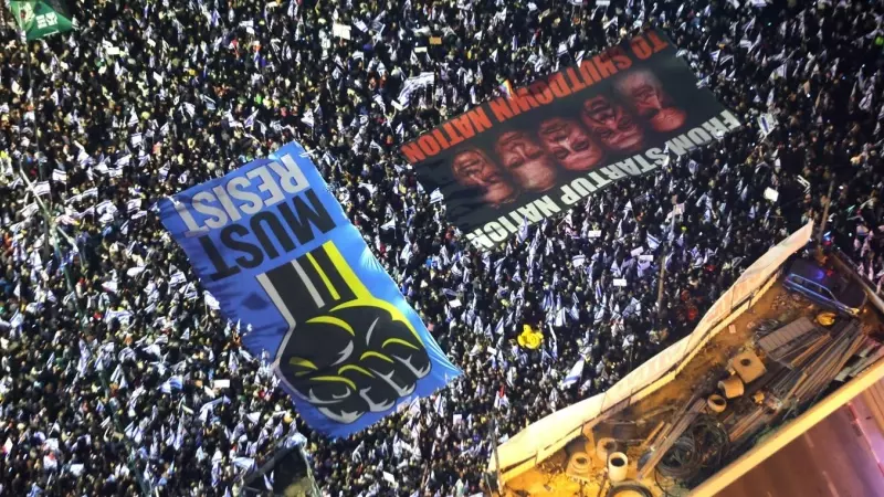 La gente protesta contra el plan de reforma del sistema de justicia del gobierno en Tel Aviv, Israel.