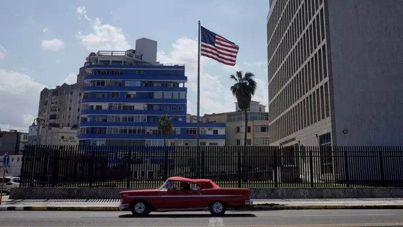 Un coche aparcado frente a la Embajada de Estados Unidos en la Habana, Cuba a 10 de noviembre de 2021