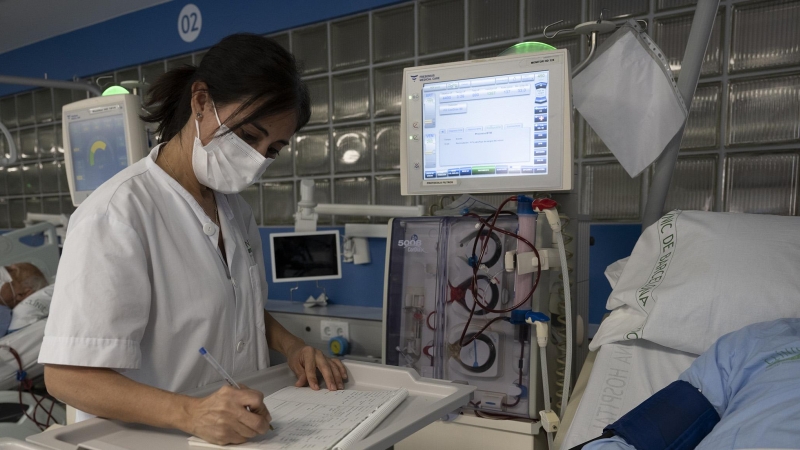 Una sanitaria atiende a un paciente en el Hospital Clinic de Barcelona.