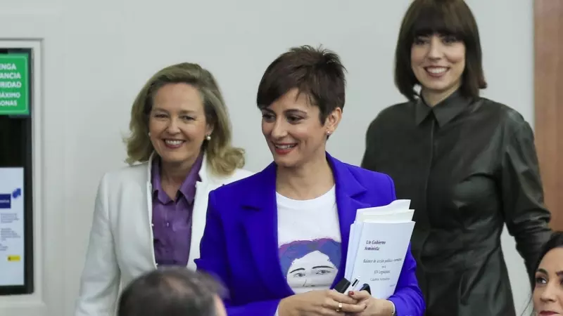 La ministra portavoz, Isabel Rodríguez, junto a la vicepresidenta primera, Nadia Calviño, y la ministra de Ciencia, Diana Morant, en Moncloa este martes.