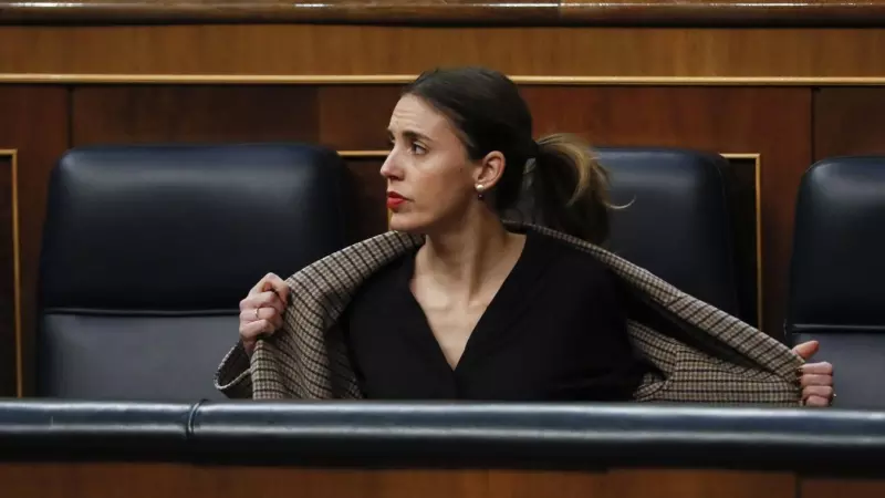 La ministra de Igualdad, Irene Montero, este martes, antes de la sesión de la tarde del pleno del Congreso de los Diputados en Madrid. En la víspera del 8M, el PSOE y Podemos endurecen su enfrentamiento por la reforma de la ley del solo sí es sí