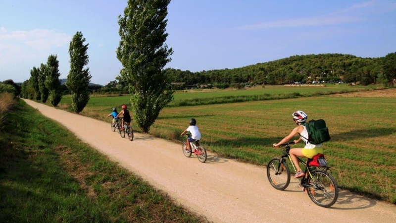 Ciclistes a la Via Verda del Tren Petit