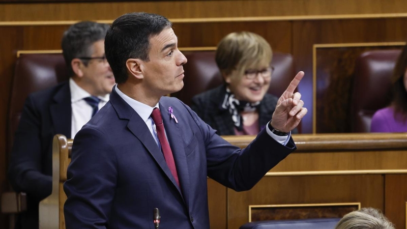 08/03/2023.- El presidente del Gobierno, Pedro Sánchez, interviene en la sesión de control al Ejecutivo de este miércoles en el Congreso, que coincide con el Día de la Mujer y tras la votación de la reforma de la ley del solo sí es sí del PSOE, que ha rot