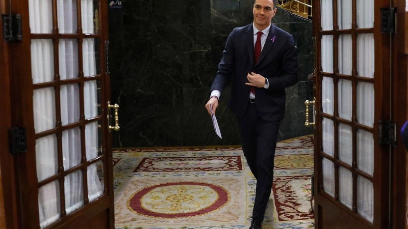 El presidente del Gobierno, Pedro Sánchez, abandona el hemiciclo tras asistir a la sesión de control al Ejecutivo, a 8 de marzo de 2023.