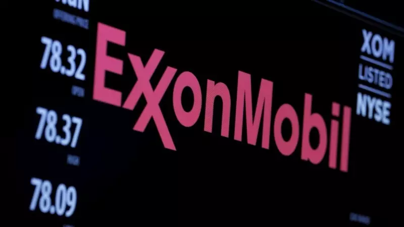 El logotipo de Exxon aparece en una pantalla de la Bolsa de Nueva York.