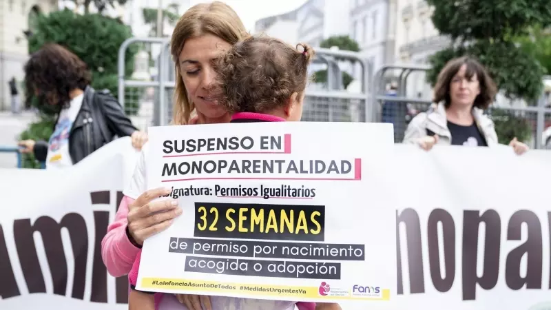 29/9/22 Madres en solitario se concentran ante el Congreso de los Diputados para reclamar medidas de apoyo para familias monoparentales