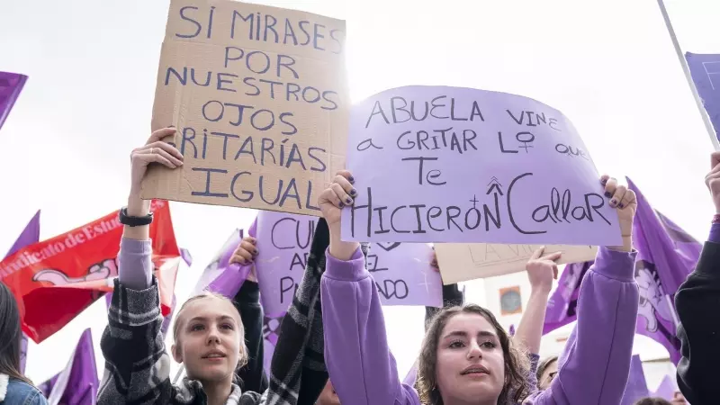 Varias mujeres con pancartas durante una manifestación convocada por el Sindicato de Estudiantes en Madrid