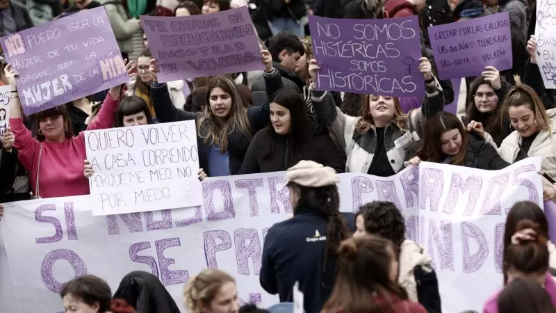 Concentración de un grupo de mujeres en la Plaza del Castillo de Pamplona apoyando a mujeres con discapacidad