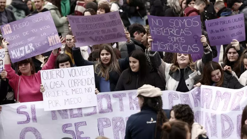 Concentración de un grupo de mujeres en la Plaza del Castillo de Pamplona apoyando a mujeres con discapacidad