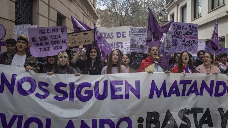 Centenares de mujeres salen a las calles en Sevilla