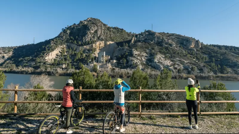 L'oferta de la comarca gira entorn de la natural, com la Via Verda del Val del Zafán