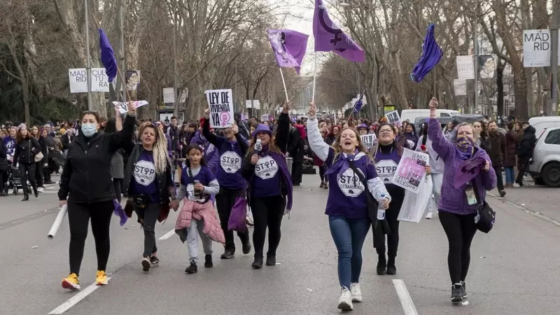 Las primeras personas llegan a la manifestación convocada por la Comisión 8M, por el 8M, Día Internacional de la Mujer, en Madrid.