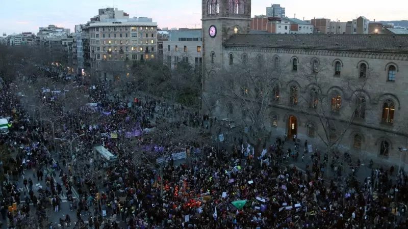 Una imatge de l'inici de la manifestació feminista del 8M a la plaça Universitat de Barcelona