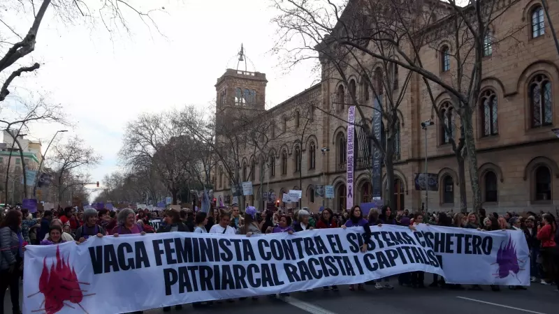 La capçalera de la manifestació feminista del 8-M a Barcelona en l'inici de la marxa