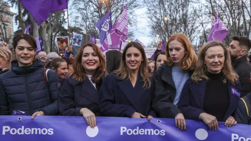 La coportavoz de Unidad Podemos, Isabel Serra; la secretaria de Estado de Igualdad, Ángela Rodríguez; la ministra de Igualdad, Irene Montero; la secretaria de Estado para la Agenda 2030​ , Lilith Vestrynge, y la delegada del Gobierno contra la Violencia d