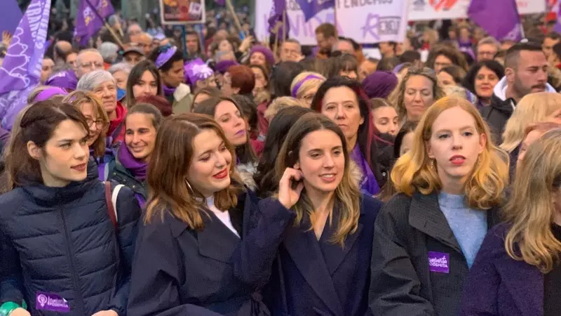 Cabecera de Podemos durante la manifestación de la Comisión 8M en Madrid, a 8 de marzo de 2023. - Alfredo Langa