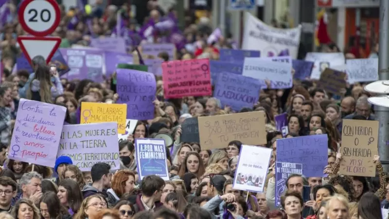 Miles de personas se manifiestan en las calles de Jaén.