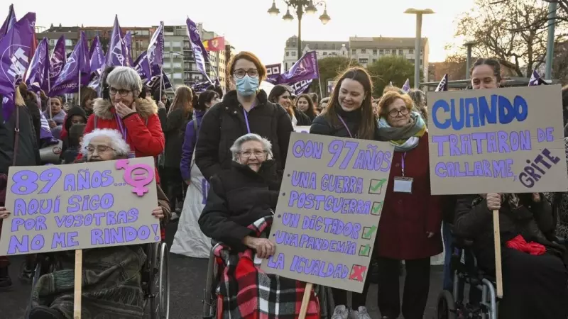 Mujeres participan en la manifestación del 8M en León.