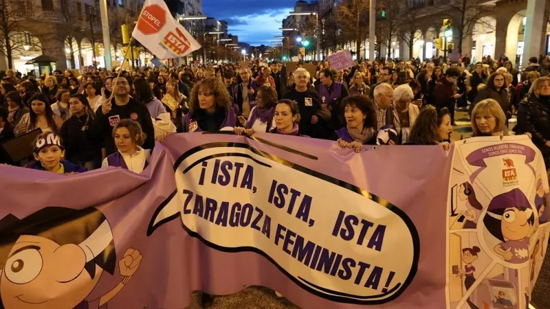 Varias mujeres protestan con una pancarta durante una manifestación convocada por la Comisión 8M en Zaragoza.
