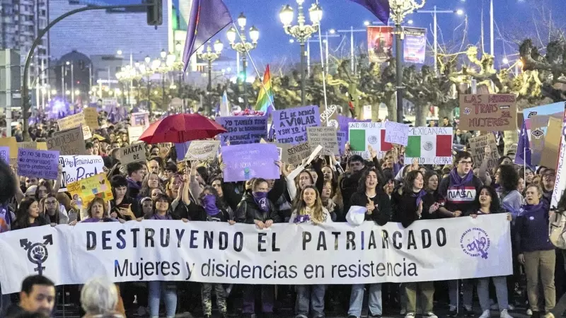 Miles de mujeres protestan durante la manifestación convocada por la Comisión 8 de Marzo en Santander.