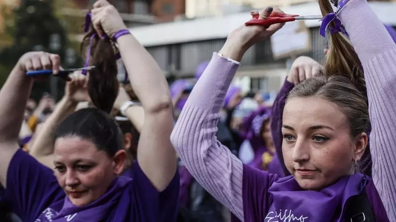 Varias mujeres realizan una acción colectiva de corte de pelo a 8 de marzo de marzo de 2023, en Valencia.