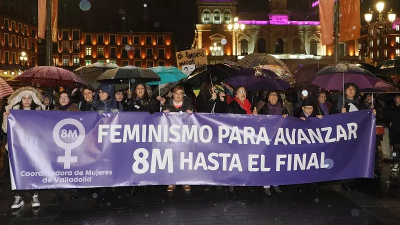 Varias personas durante una manifestación convocada por la Coordinadora de Mujeres de Valladolid y Bloque Crítico Feminista, por el 8M.