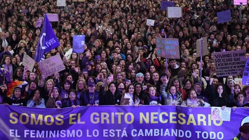 Miles de mujeres durante una manifestación convocada por la Comisión 8M en Madrid.
