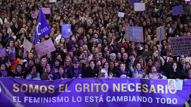 Miles de mujeres durante una manifestación convocada por la Comisión 8M en Madrid.