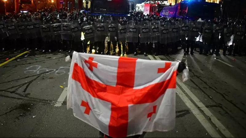 09/03/2023. Un manifestante que porta la bandera de Georgia encara a la Policía, a 9 de marzo de 2023.