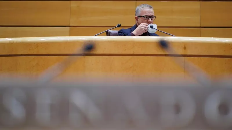 Ander Gil, presidente del Senado, tomando un café