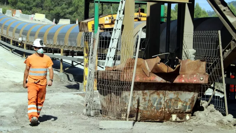 Pla general de la cinta transportadora amb un miner. Imatge del 9 del juliol del 2021.