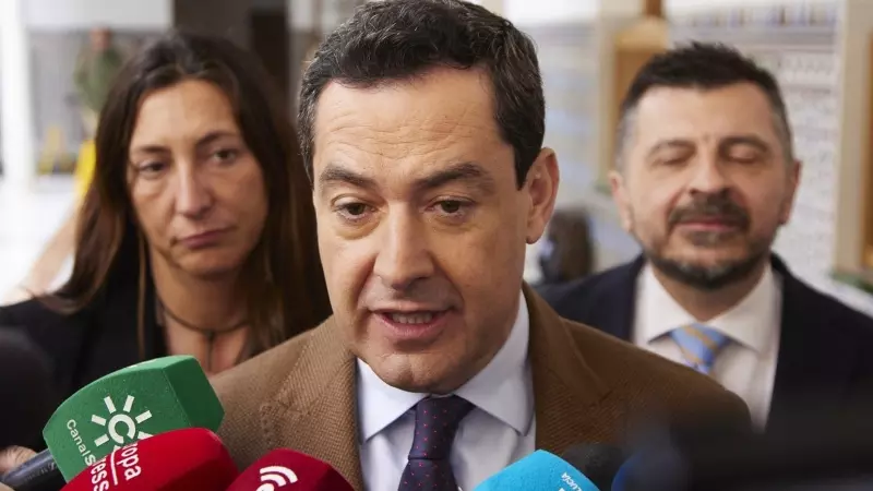 El presidente de la Junta de Andalucía, Juanma Moreno, atiende a los medios de comunicación durante la segunda jornada del Pleno del Parlamento andaluz en el Parlamento de Andalucía, a 9 de marzo de 2023 en Sevilla.