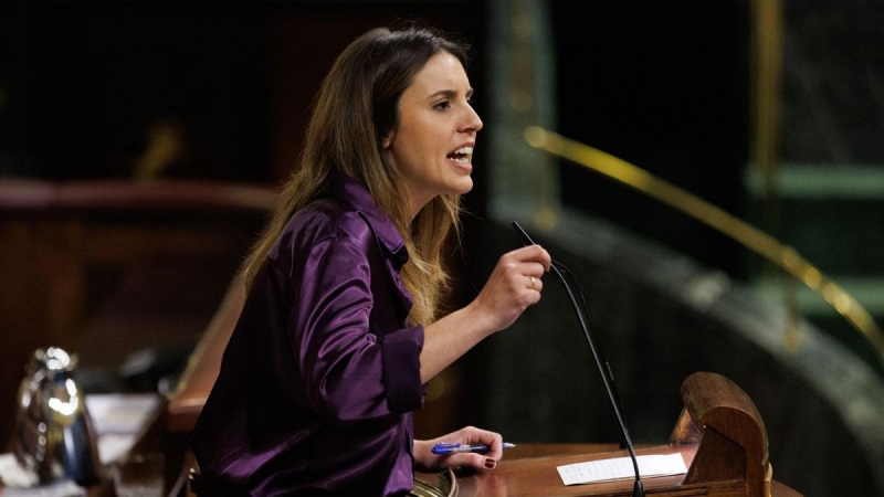 La ministra de Igualdad, Irene Montero, interviene durante una sesión plenaria, en el Congreso de los Diputados, a 8 de marzo de 2023, en Madrid (España). El PP y Vox centran hoy, Día de la Mujer, sus preguntas al presidente del Ejecutivo para pedirle exp