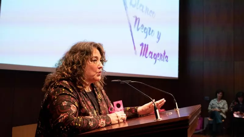 La directora de Público Virginia Pérez Alonso recoge el premio a Mejor Medio de Comunicación 2023 de la asociación Blanco, Negro y Magenta