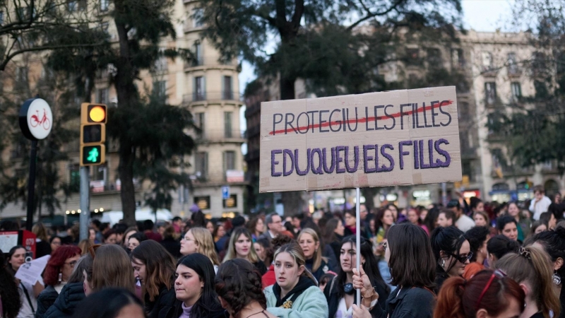Miles de personas protestan con carteles durante la manifestación por el 8M, Día Internacional de la Mujer, a 8 de marzo de marzo de 2023, en Barcelona.
