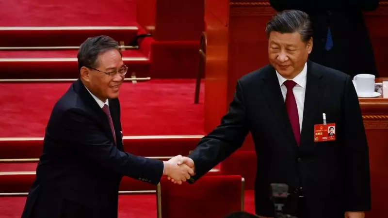 El presidente chino, Xi Jinping, le da la mano a Li Qiang (izquierda), nuevo primer ministro chino, durante la Tercera Sesión Plenaria de la Asamblea Popular Nacional (APN).