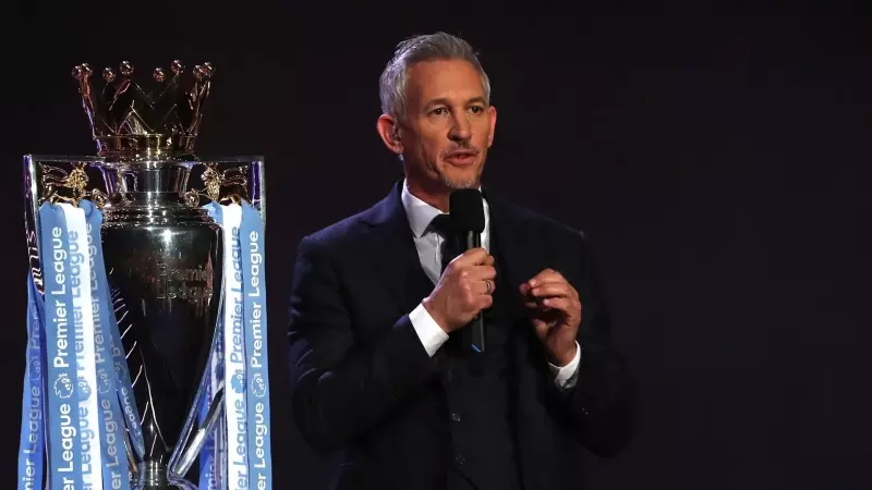 11/03/2023. Gary Lineker junto al trofeo de la 'Premier League', a 15 de diciembre de 2019.