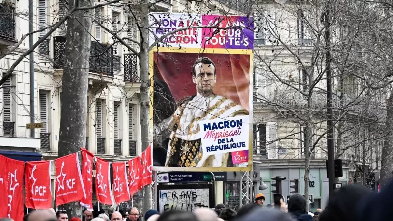 12/03/2023. Manifestantes en París protestan contra el Gobierno de Macron, a 11 de marzo de 2023.