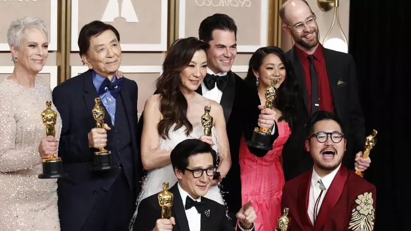 El equipo de 'Todo a la vez en todas partes' celebra su victoria en los premios Oscar, en Los Ángeles (EEUU), a 13 de marzo de 2023.