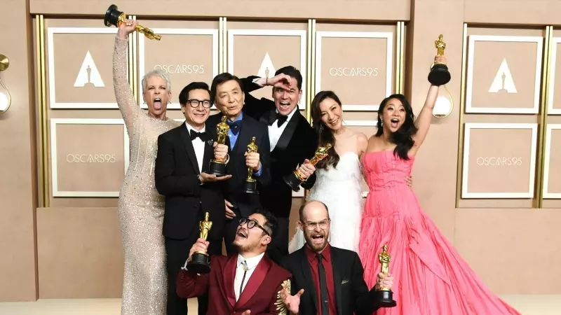 El cast de 'Everywhing everywhere all at once' en los Oscar