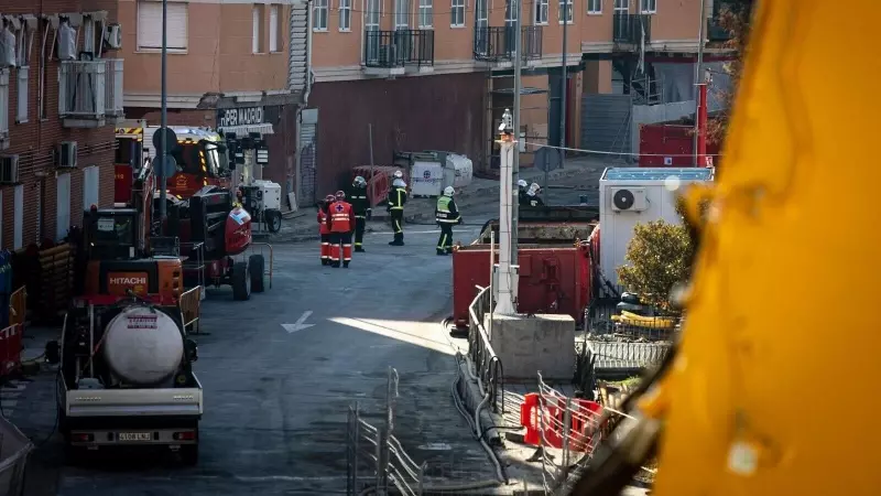 Los bomberos tras la explosión.