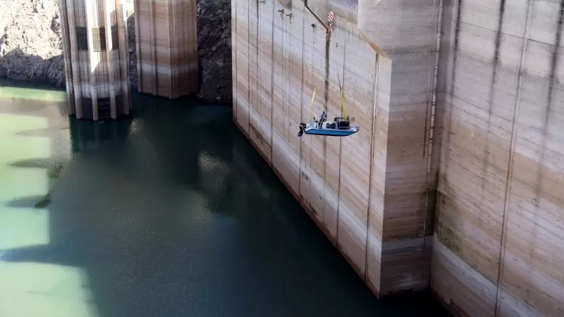 Descàrrega d'una barca tipus Pelican al pantà de Sau.