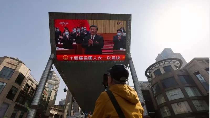 Una pantalla gigante muestra una transmisión en vivo del presidente chino, Xi Jinping, que asiste a la tercera sesión plenaria de la Asamblea Popular Nacional (APN), en Pekín, China, el 10 de marzo de 2023