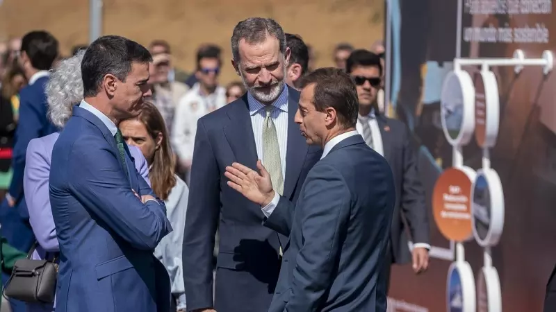 (I-D) El presidente del Gobierno, Pedro Sánchez; el Rey Felipe VI y el CEO de Airbus España, Guillaume Faury, durante el acto central conmemorativo de la creación de Construcciones Aeronáuticas S.A. y de su planta de Getafe. E.P./A. Pérez Meca