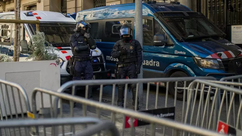 Dos detenidos por golpear a anciano con alzhéimer en residencia de Barcelona. Foto de archivo de dos mossos d'Esquadra.
